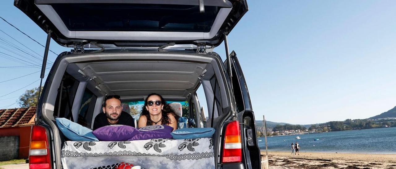 Carlos Cadilla y Lucía Pérez en su furgoneta camper en la playa de Cesantes