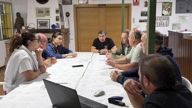 Forno se reunió con la directiva de la entidad lalinense.  | FIRMA
