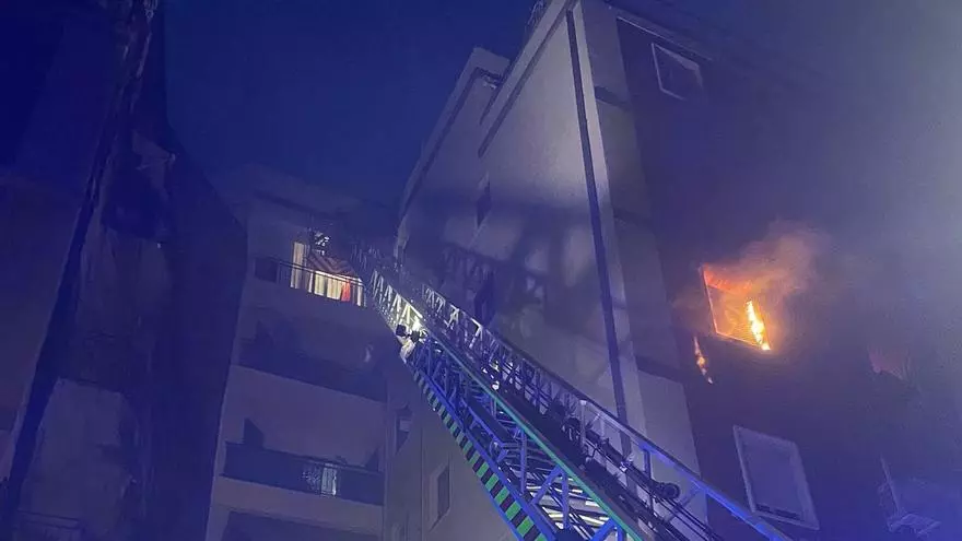 Los bomberos desalojan a los vecinos del edificio de la avenida de Francia, 151