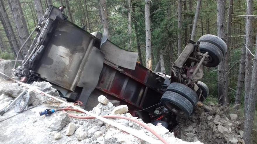 El chófer de un camión de la basura muere tras salirse de la calzada