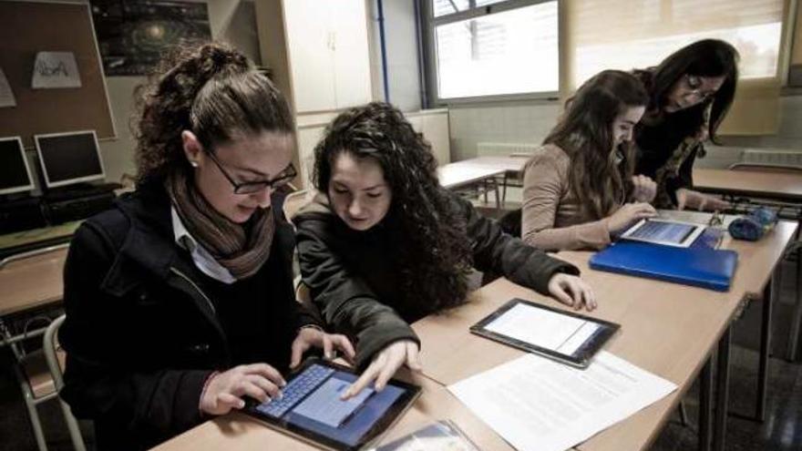 Alumnos del Instituto Figueras Pacheco usando las nuevas tecnologías en el aula.