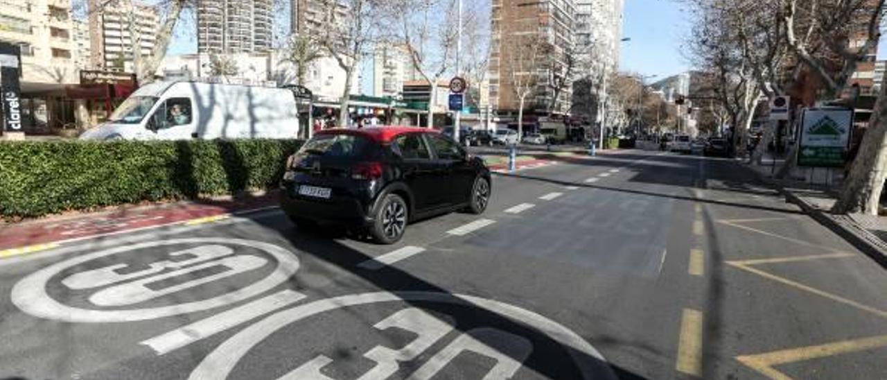 La avenida del Mediterráneo de nuevo con los cuatro carriles y las marcas borradas de la calzada del carril bici-bus-taxi.