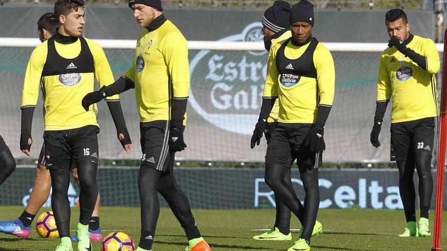 Claudio Beauvue (segundo por la derecha), ayer en A Madroa, junto a Lemos, Guidetti, Bongonda y Cabral. // Ricardo Grobas