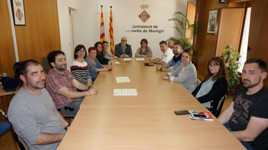 L&#039;alcalde, Josep Maria Rufí; la regidora de Recursos Humans, Roser Font;i la tècnica de Recursos Humans, Gemma Lorca; juntament amb els representants dels treballadors, en la signatura de l&#039;acord.