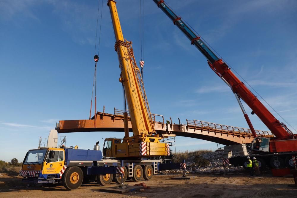 Comienzan a instalar la nueva pasarela de madera del Guadalhorce