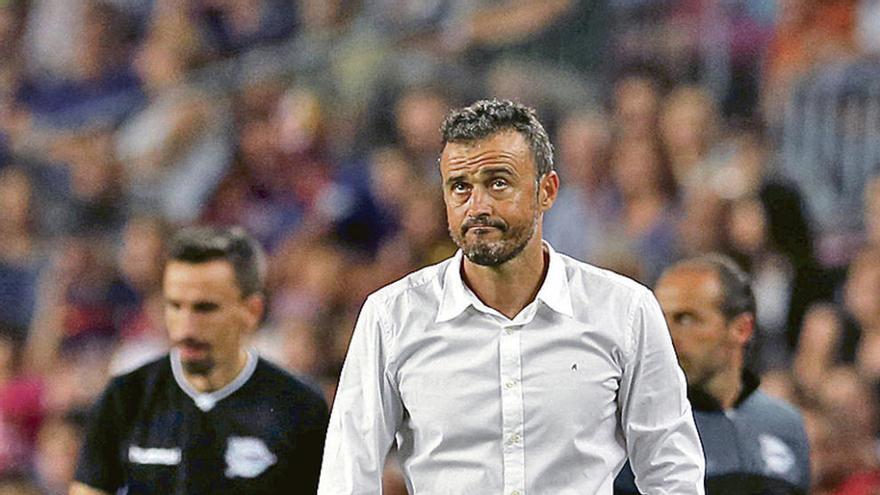 Luis Enrique, contrariado en la banda en el partido ante el Alavés.