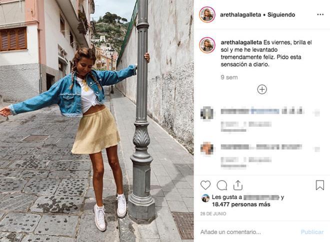 El look de Aretha Fusté con Converse con plataforma blancas