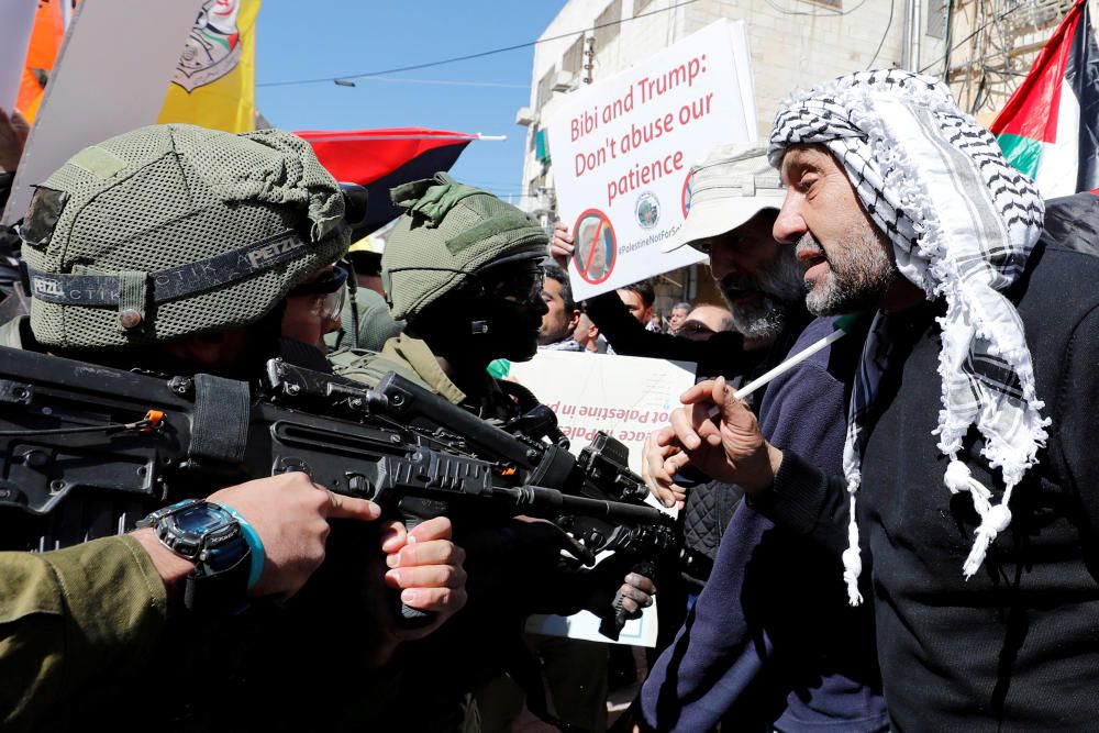 Palestinian demonstrators argue with Israeli ...
