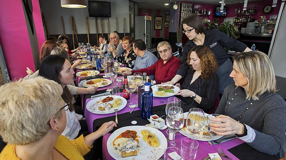 Las comidas mutitudinarias de empresa o entre amigos, como esta de 2019, no podrán celebrarse. | C. RIPOLLÉS