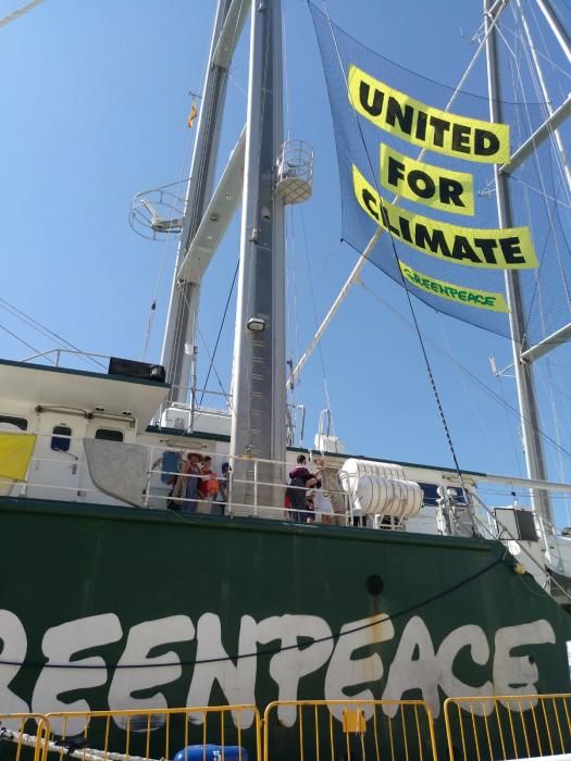 El Rainbow Warrior, buque insignia de Greenpeace, anclaba este sábado en el puerto de Málaga, donde permanecerá varios celebrando jornadas de puertas abiertas para quienes quieran visitarlo