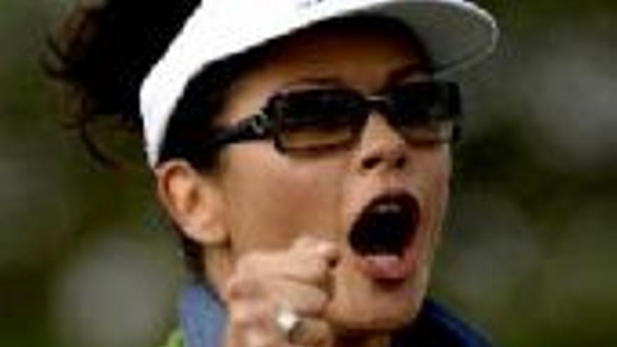 Zeta-Jones promociona Gales jugando al golf