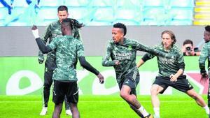 Los jugadores del Madrid, con Militao en el centro, se entrenan en Valdebebas