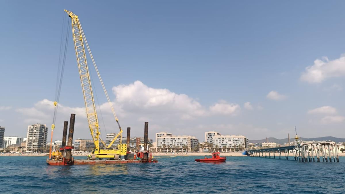 La pontona desde la que se acometerán las obras del Pont del Petroli de Badalona