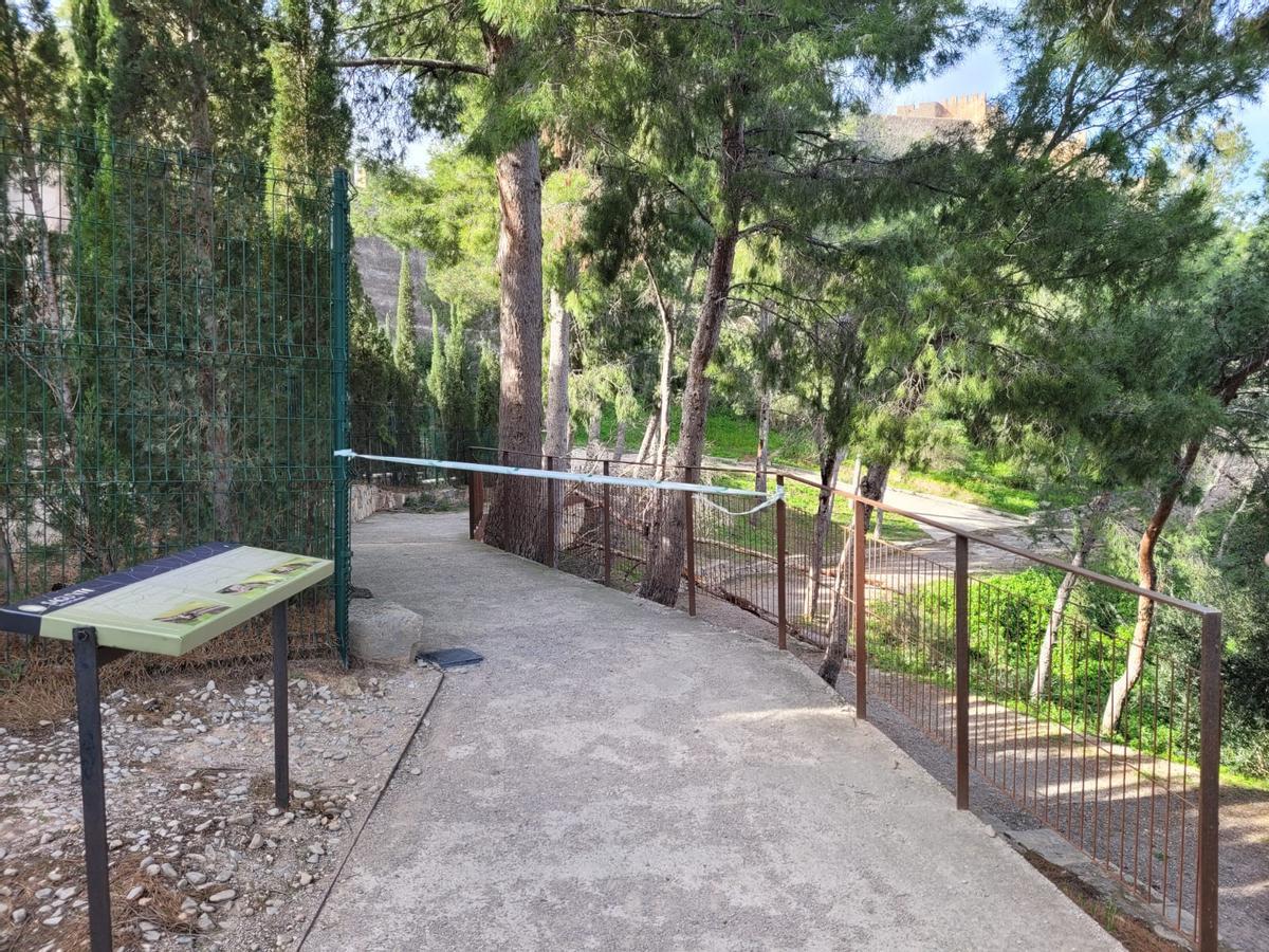 Una cinta cortaba ayer el acceso al monumento.