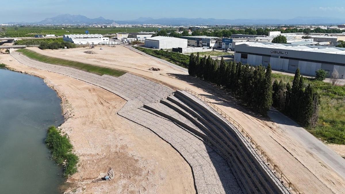 La nueva mota de casi un kilómetro de longitud a la altura de l'Alcúdia se encuentra ya finalizada.