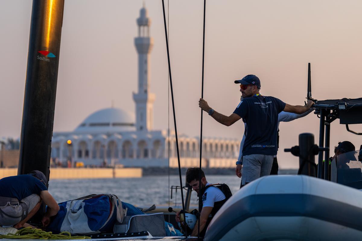 El velero francés de Orient Express Racing Team entrena en el puerto saudí de Jeddah donde se celebra la regata preliminar de la Copa América de vela.