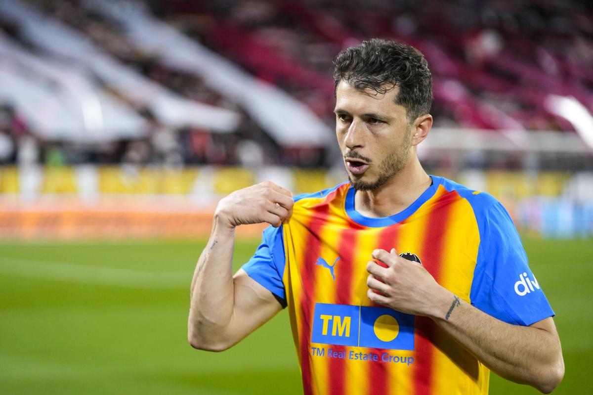 Guido Rodriguez of Valencia CF looks on during the Spanish league, LaLiga EA Sports, football match played between Sevilla FC and Valencia CF at Ramon Sanchez-Pizjuan stadium on March 21, 2026, in Sevilla, Spain. AFP7 21/03/2026 ONLY FOR USE IN SPAIN. Joaquin Corchero / AFP7 / Europa Press;2026;SPORT;ZSPORT;SOCCER;ZSOCCER;Sevilla FC v Valencia CF - LaLiga EA Sports