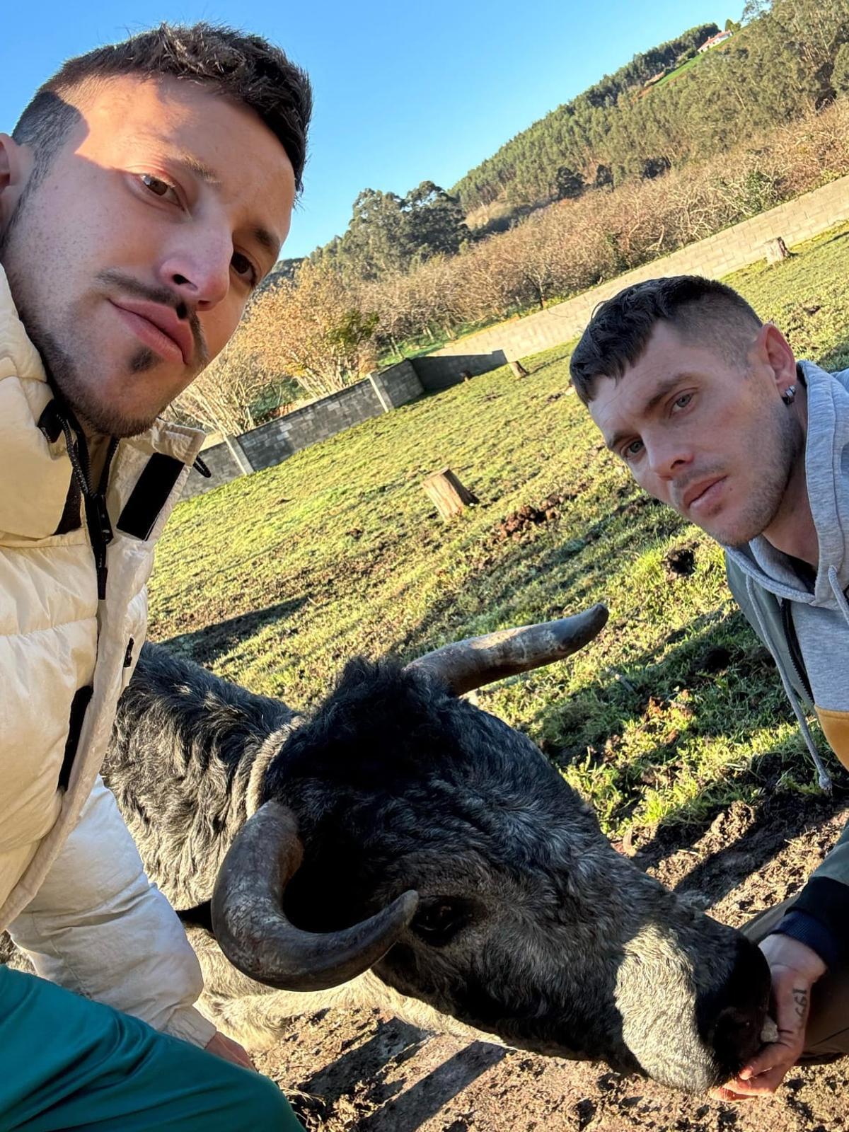 David y su pareja, Edgar, disfrutando de una jornada tranquila con Rayo.