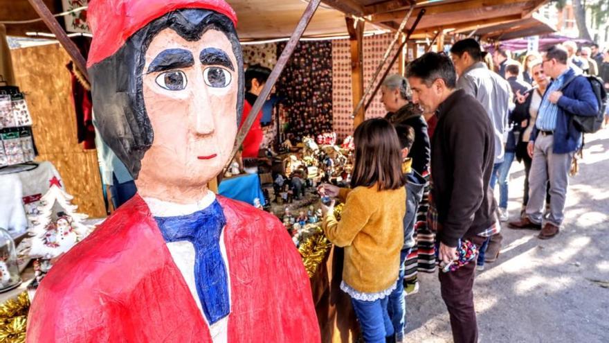 Uno de los treinta comercios locales que están exponiendo sus productos navideños en el Mercat de Nadal de Alcoy.