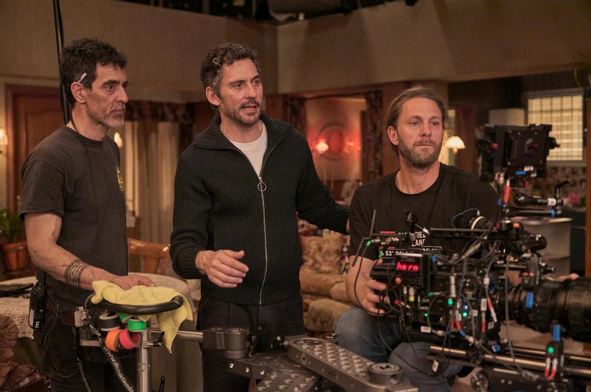 Paco León (en el centro) durante el rodaje de una película en la que es director, coguionista y coprotagonista.