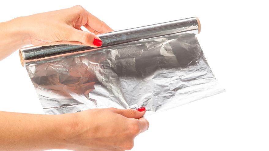 El motivo por el que la gente pone papel de aluminio en las tijeras y cuchillos de la cocina: la clave para reutilizarlos