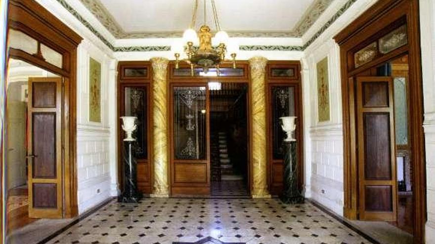 El vestíbulo de entrada de la mansión. / la opinión