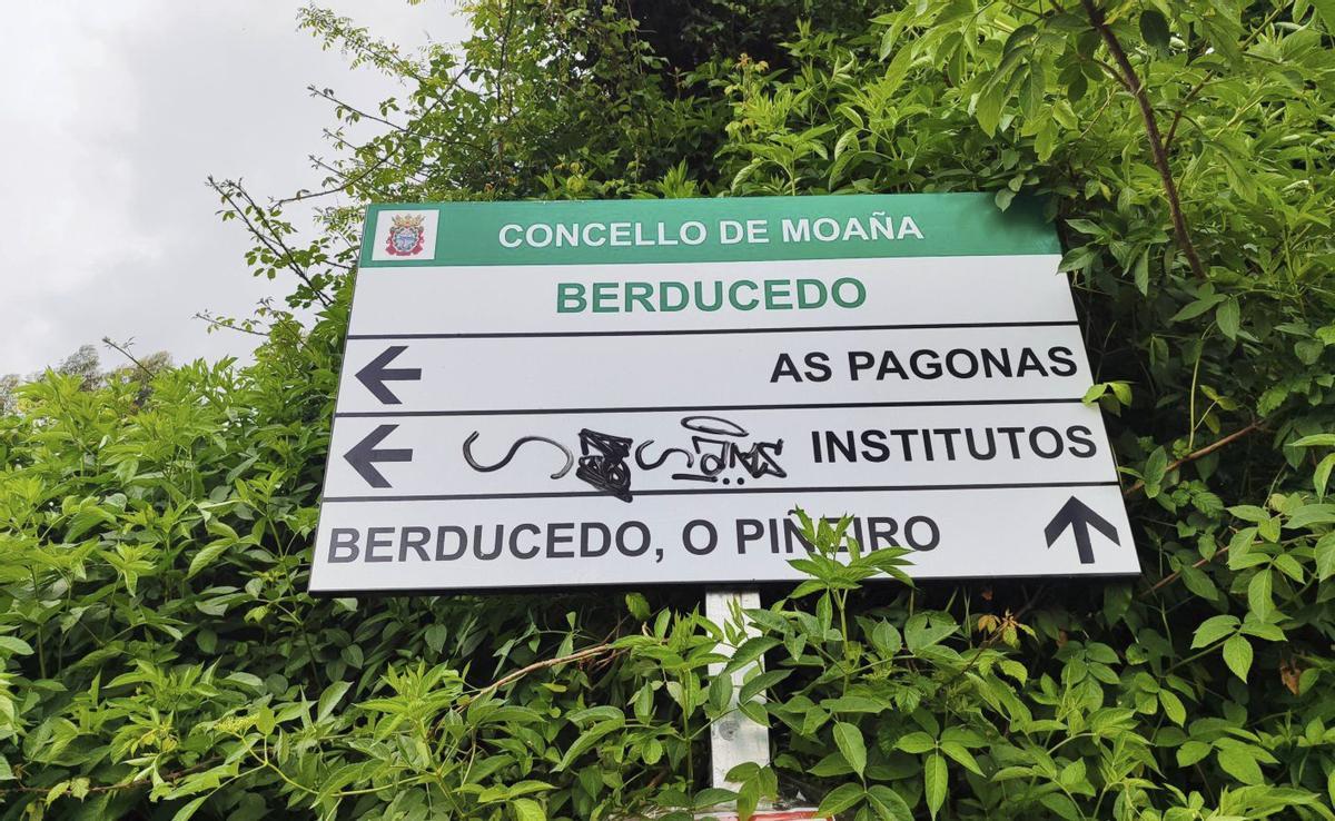 Las señales de tráfico, de momento con «Berducedo» escrito tal y como defienden los vecinos. | FIRMA