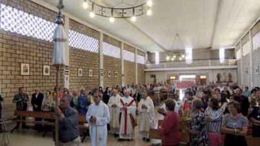 Dos momentos de la celebración en la que el párroco Pedro Centeno fue homenajeado en Santibáñez de Vidriales por las bodas de oro de su sacerdocio.