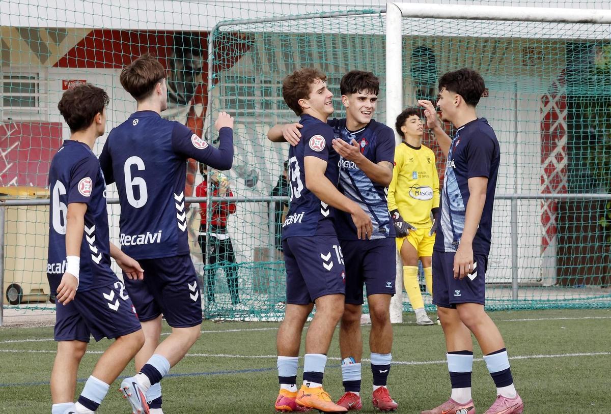 Celebración de uno de los goles del Celta Juvenil al Val Miñor en el Condomínguez