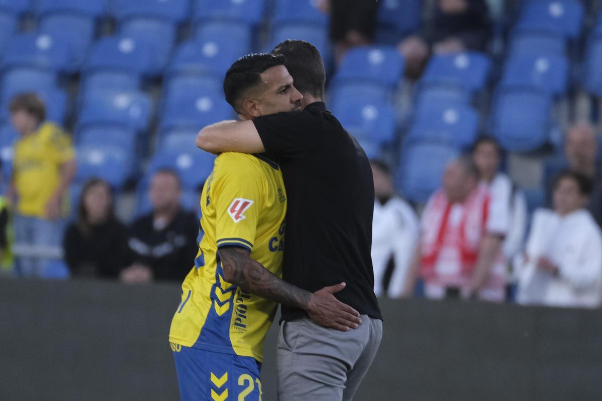García abraza a Viera, al término del pulso contra el Granada.
