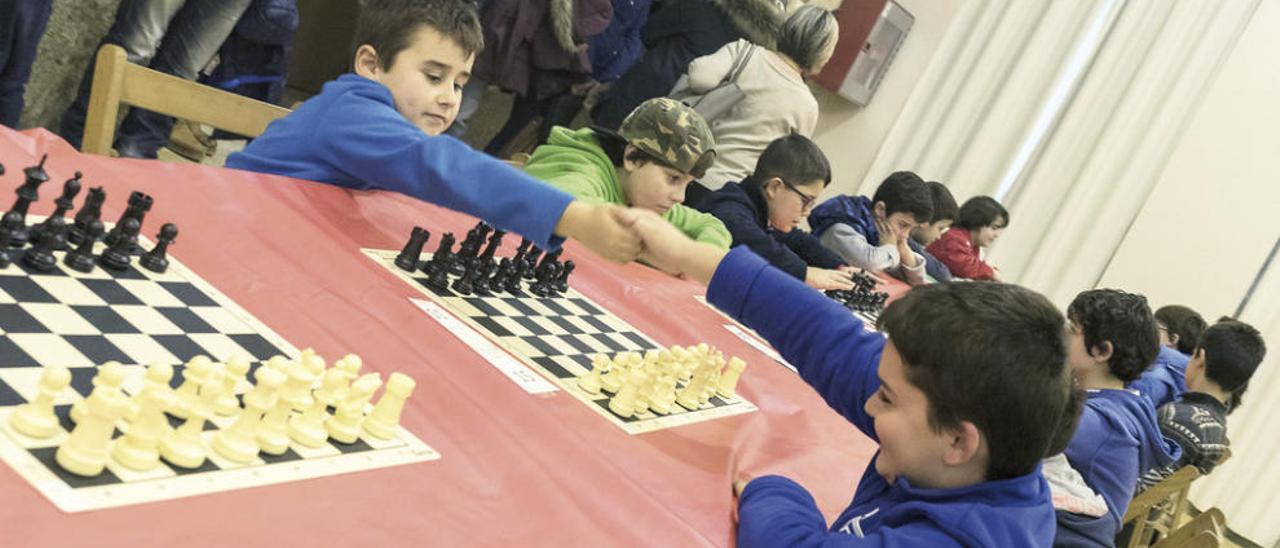 Dos ajedrecistas se saludan durante el torneo. // Pablo Nunes