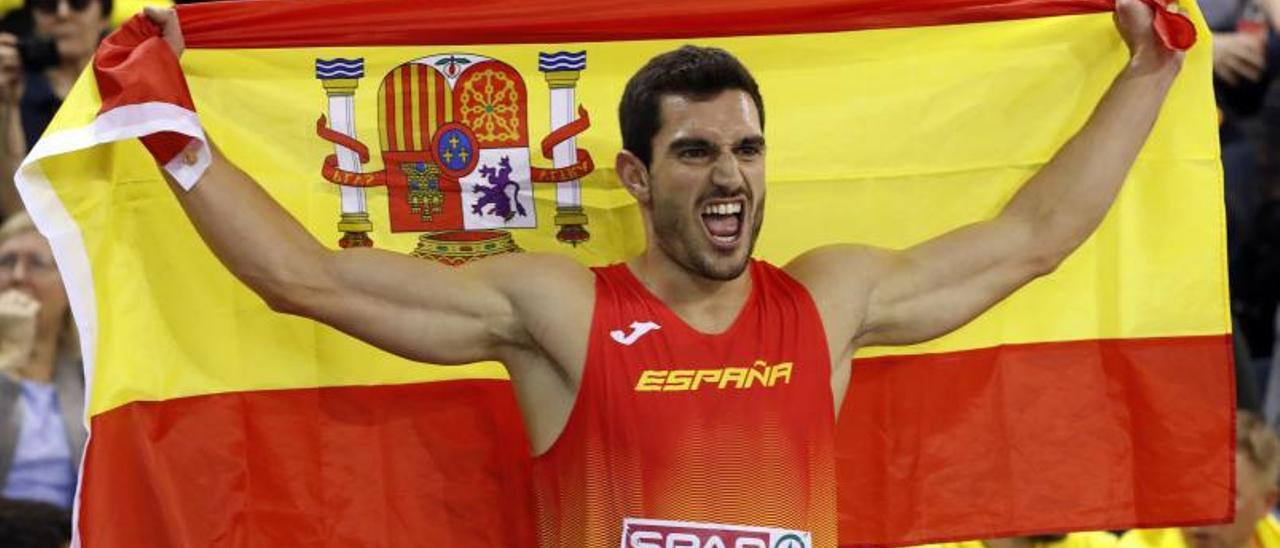 Jorge Ureña con la bandera de España tras proclamarse campeón de Europa en 2019. | EFE
