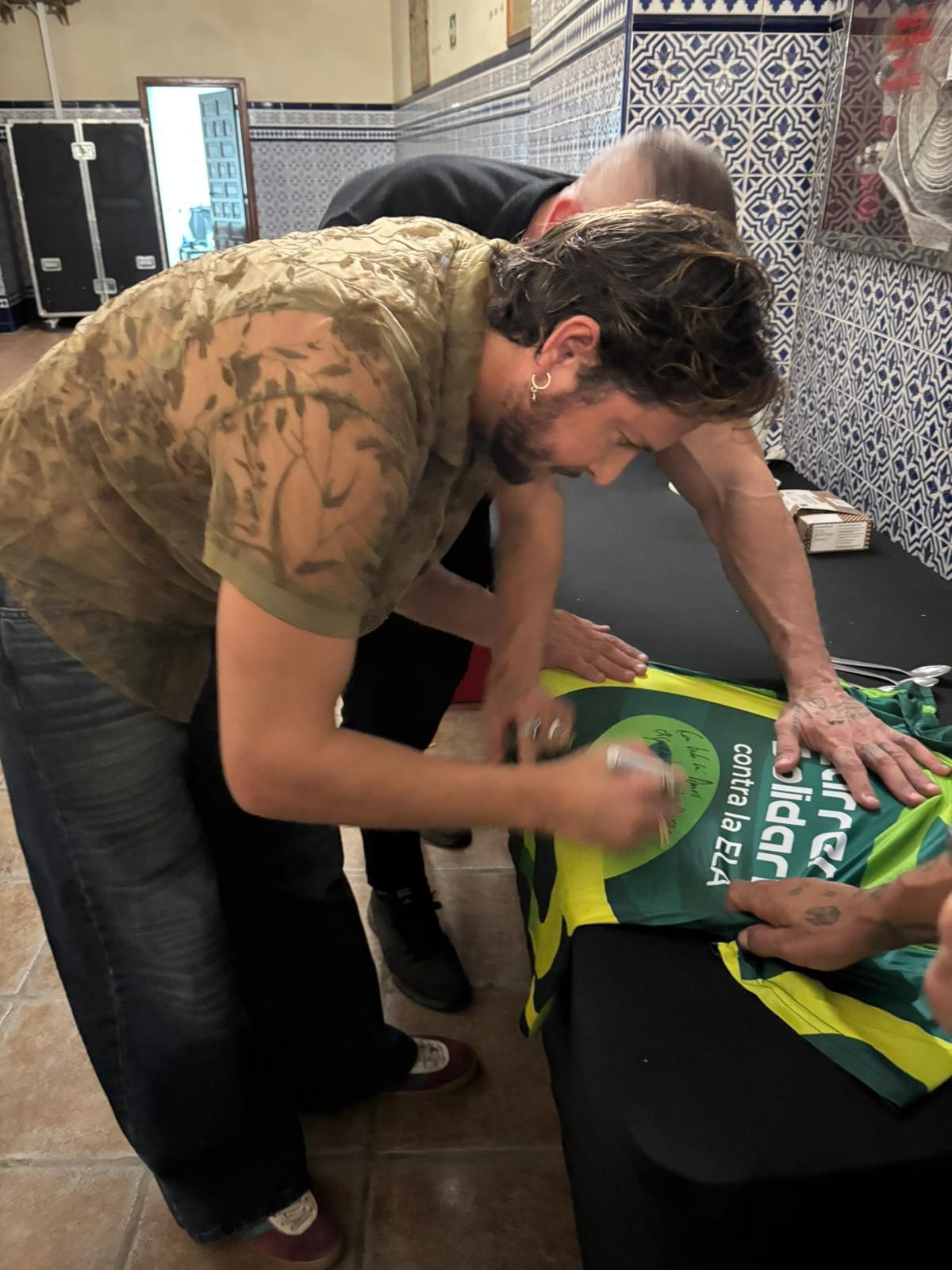 Manuel Carrasco cumple el sueño de Juan y yolanda en su concierto en Alicante