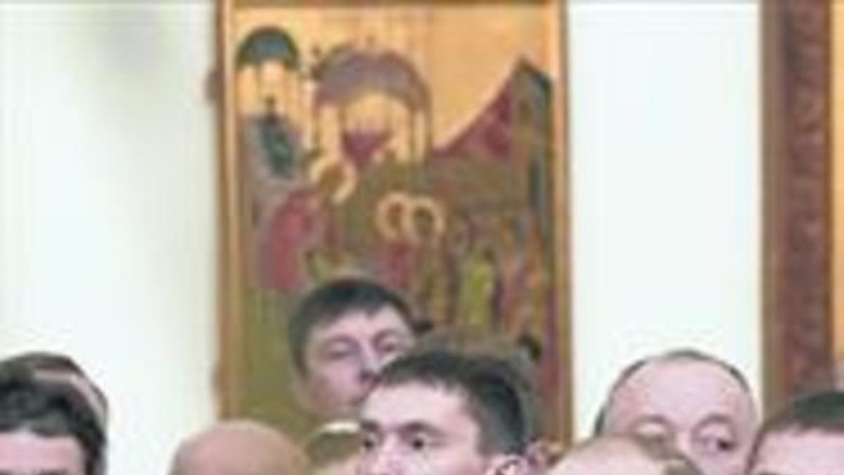 Vladímir Putin asiste a una misa de la Navidad ortodoxa, ayer en Moscú.