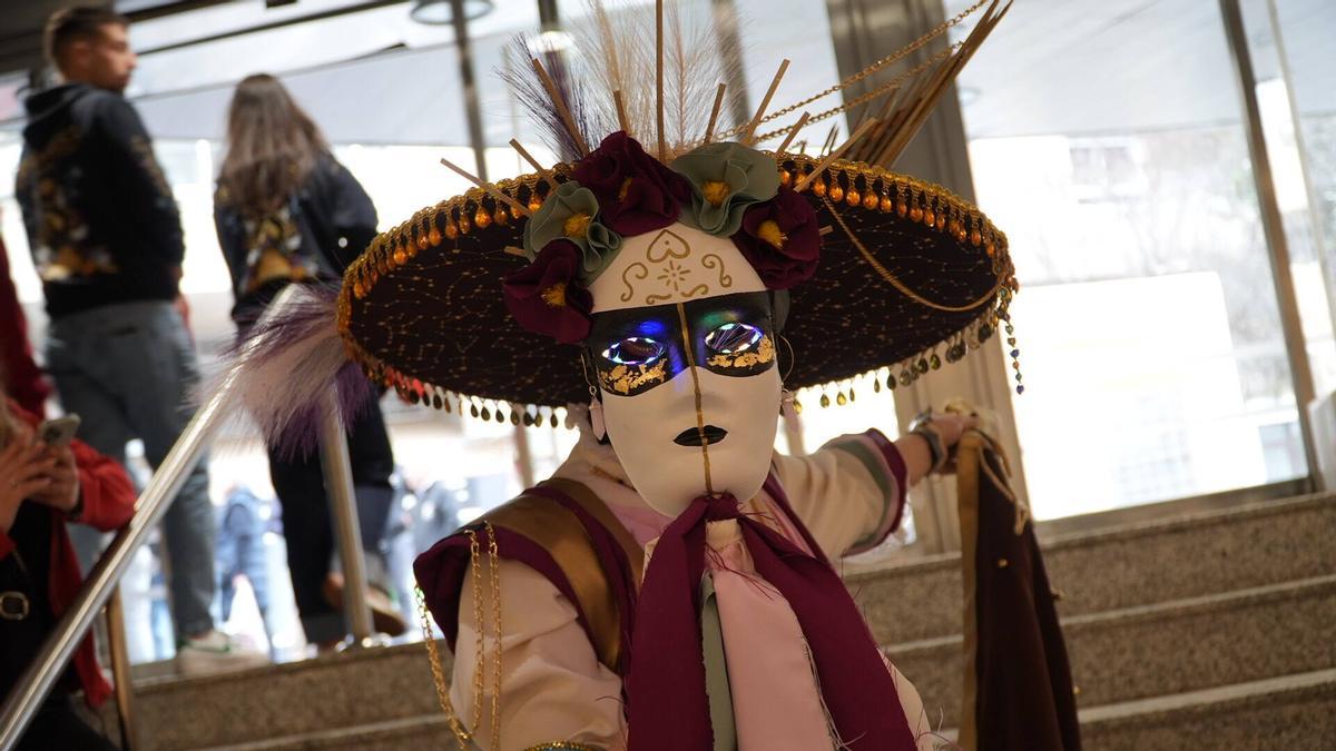 Fotogalería | Las comparsas lucen sus trajes este lunes como maniquíes vivientes