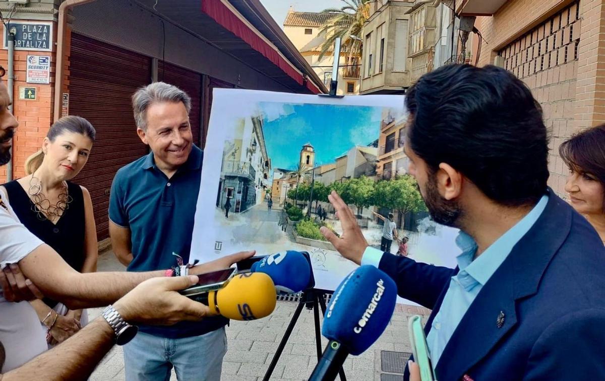 El alcalde de Lorca, Fulgencio Gil (izq.), y su equipo de Gobierno presenta el nuevo bulevar. | A. L.
