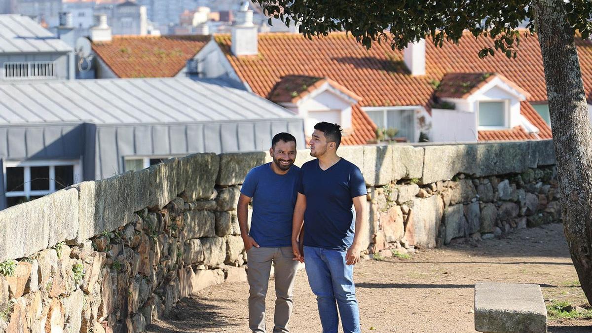 La joven pareja peruana, ayer, en el castillo de San Sebastián.