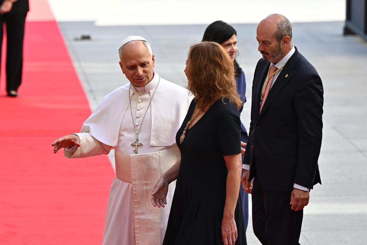 Francina Armengol recibe al papa León XIV en el Congreso de los Diputados