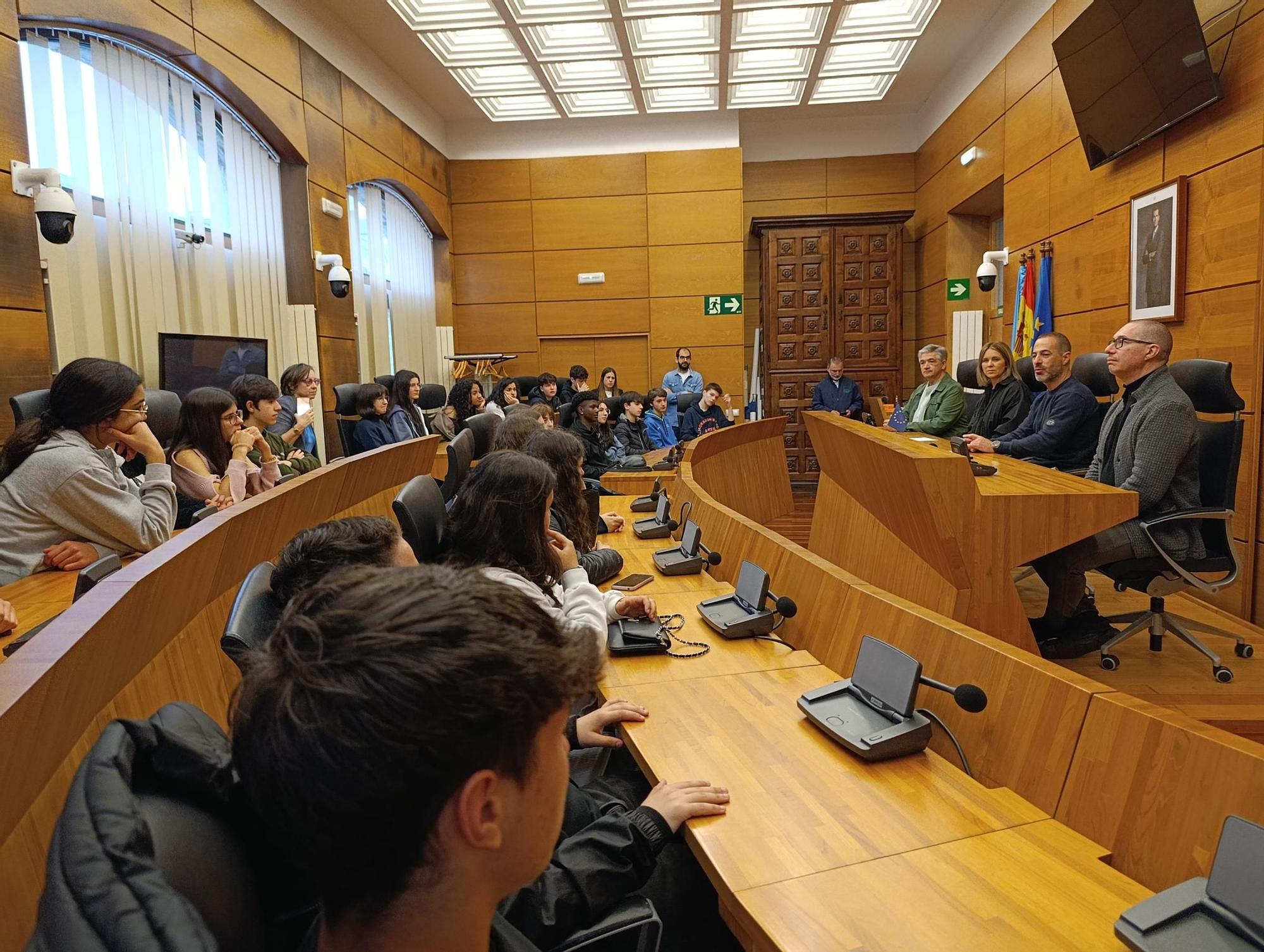 La visita de la Banda de Música del Conservatorio de Sabadell al Ayuntamiento de Siero, en imágenes