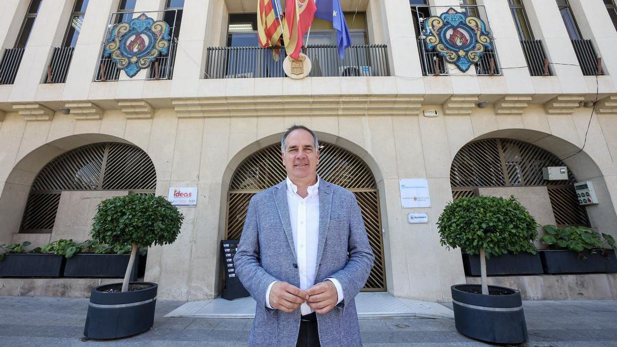 El alcalde de Sant Joan d'Alacant frente al Ayuntamiento, en una imagen de este viernes.