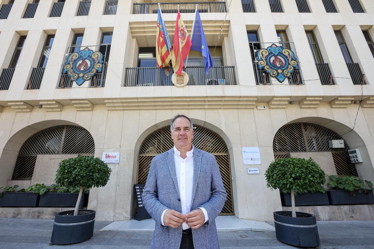 El alcalde de Sant Joan d'Alacant frente al Ayuntamiento, en una imagen de este viernes.
