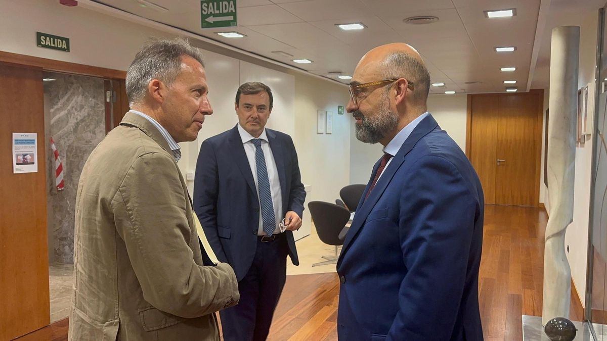 Fulgencio Gil charla con Luis Pedro Marco de la Peña.