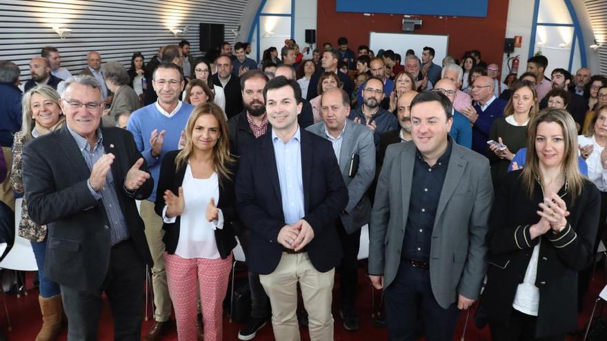 Miembros del PSdeG, con Gonzalo Caballero en el centro