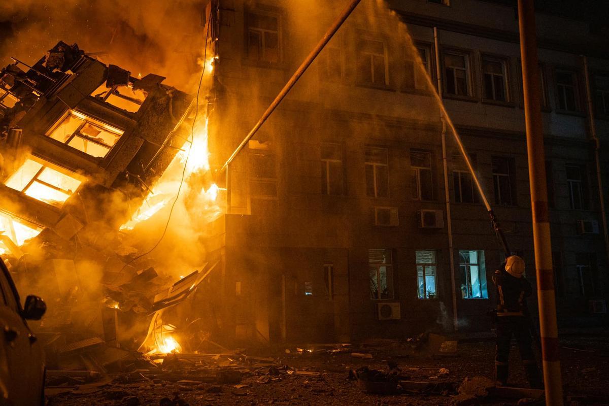 Incendio en un edificio administrativo en Odesa como resultado de un ataque con misiles.