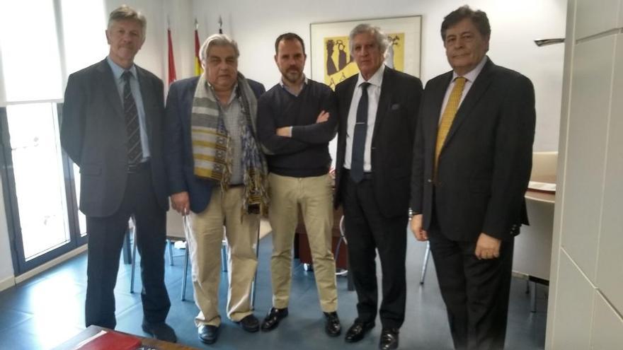 Alfredo Platas, Manolo Seoane, Javier Orkaray, Guillermo Poyán y Martín Puente, tras la reunión. // FDV