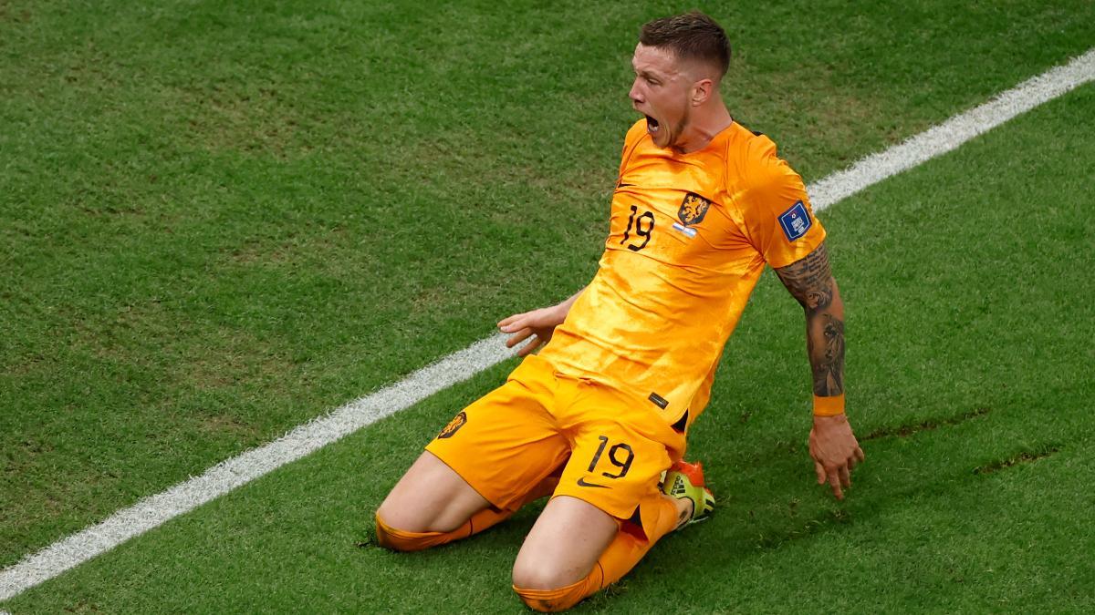 Wout Weghorst de Países Bajos celebra un gol , en un partido de los cuartos de final del Mundial de Fútbol Qatar 2022 entre Países Bajos y Argentina en el estadio de Lusail (Catar).