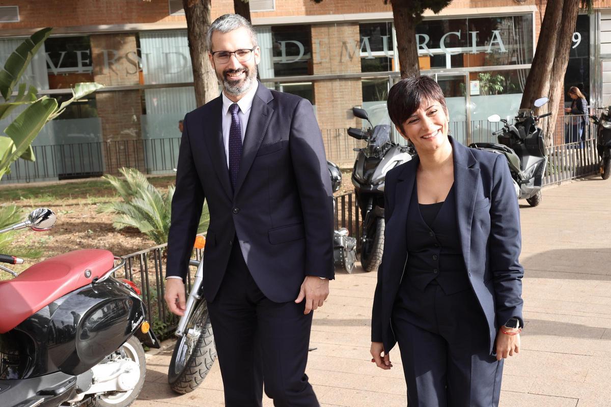 Lucas, a su llegada al foro con la ministra de Vivienda, Isabel Rodríguez, este viernes en Murcia.