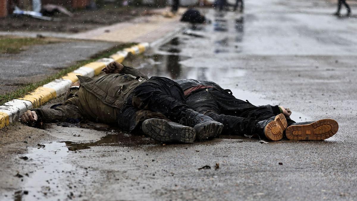 Dos cuerpos de ciudadanos ucranianos tirados en una calle de la localidad de Bucha.