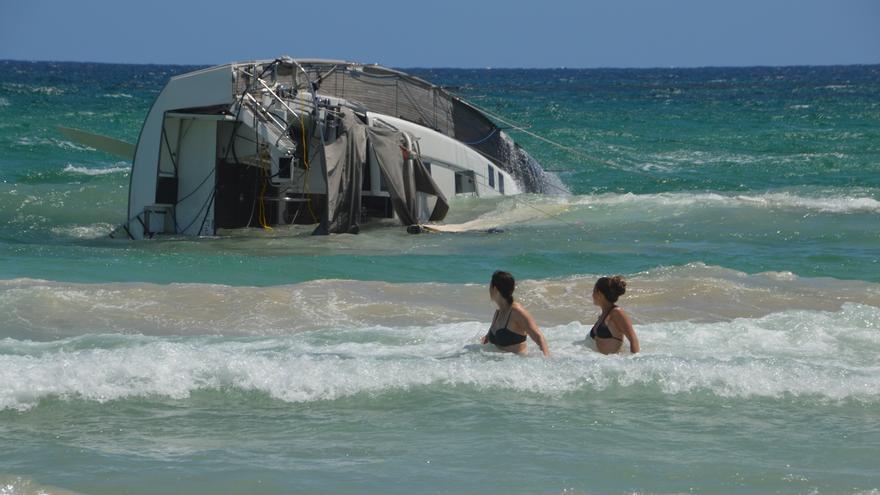 El velero que encalló el domingo sigue varado en la playa de Cala Millor