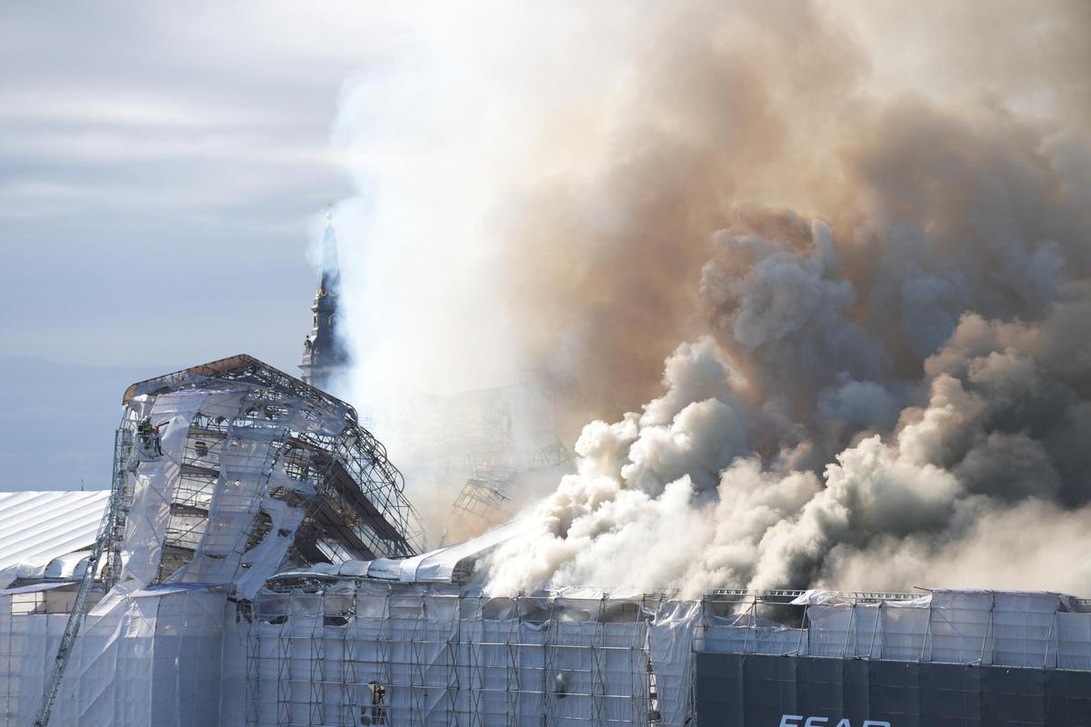 El fuego devora el edificio de la Bolsa de Copenhague